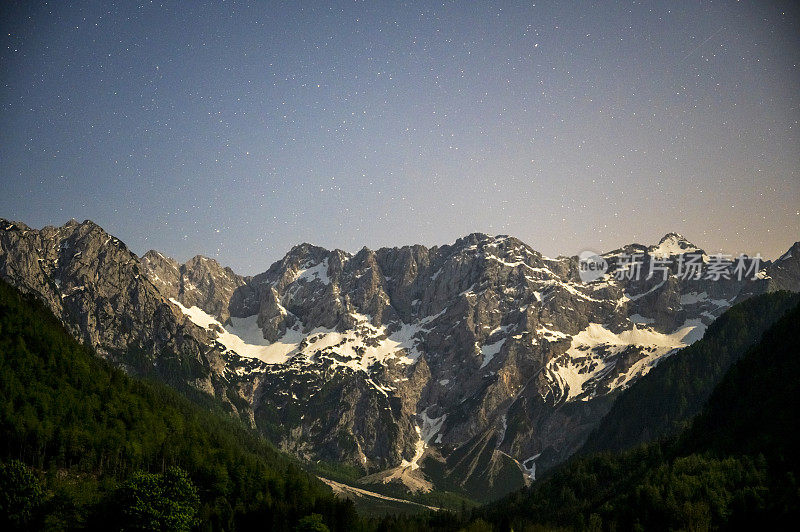 Zgornje Jezersko山谷春天的夜景